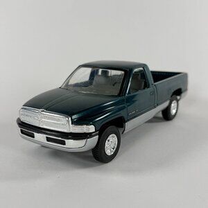 Vintage 1995 Dodge Ram 2500 Model Kit AMT Ertl Emerald Green 1:25 Truck